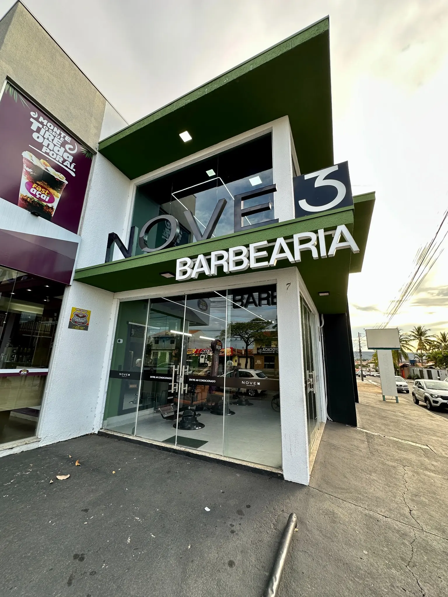 Fachada da Nove3 Barbearia